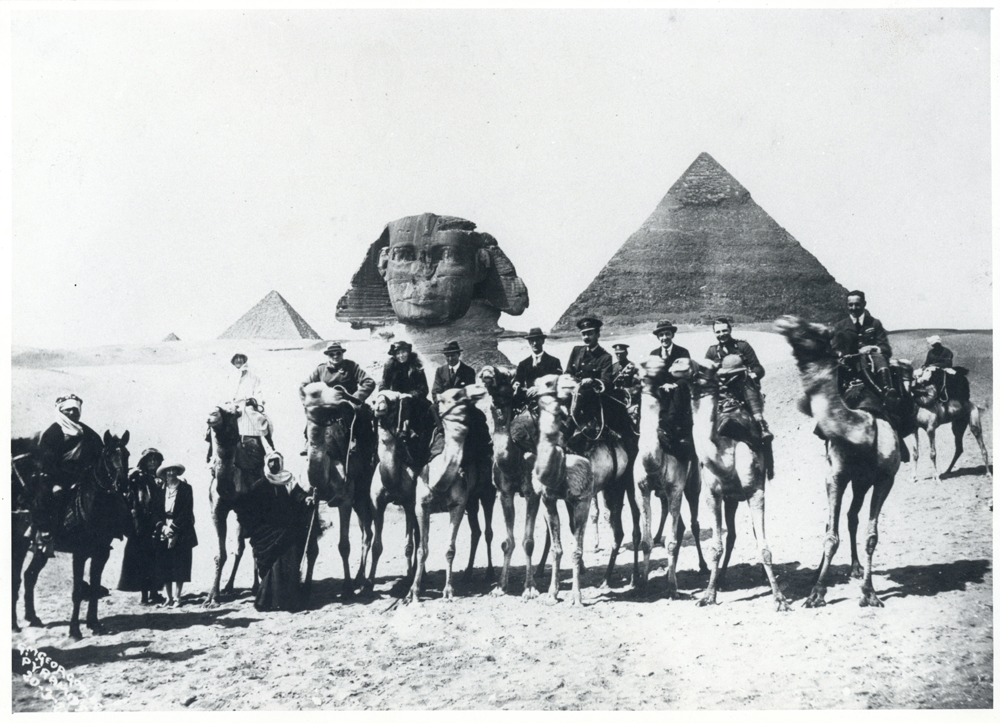 Photograph of Gertrude Bell in front of a pyramid and sphinx